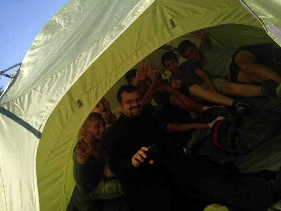 O tabără adevărată are un cort